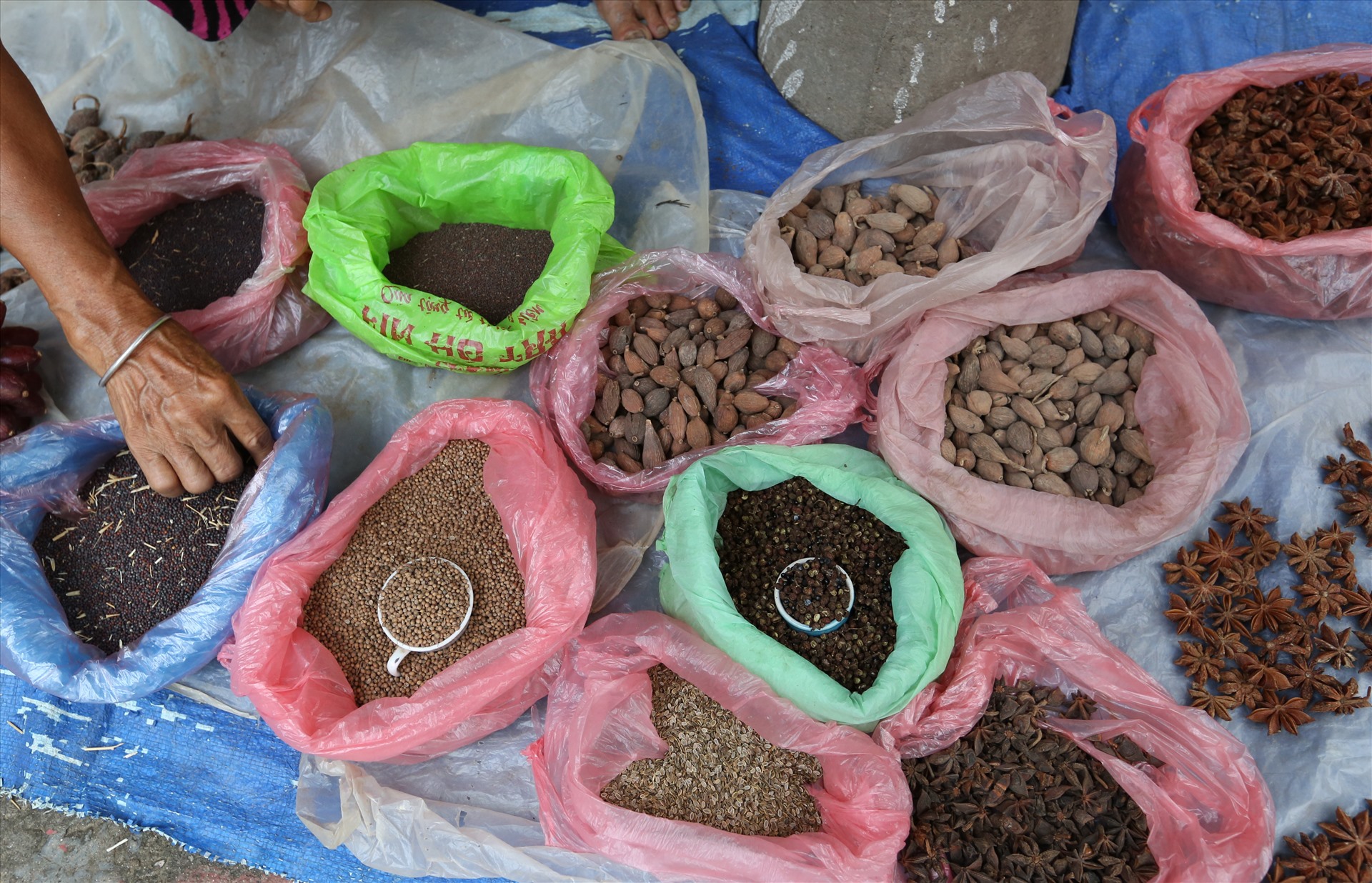 Góc bày bán các loại gia vị của núi rừng như hạt mắc khén, thảo quả, hồi... tại chợ Nà Si.