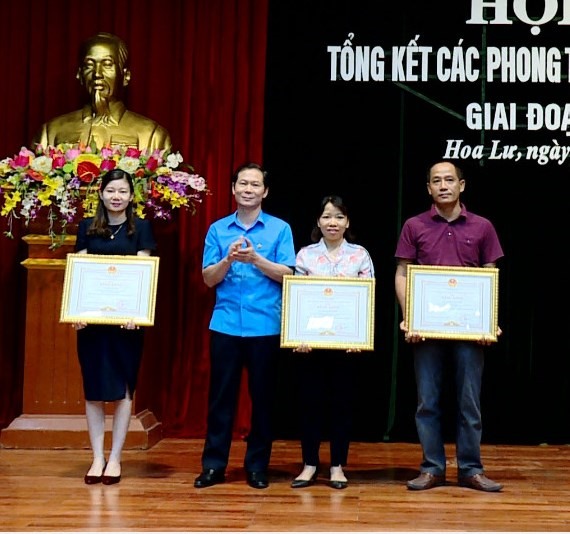 Đại diện lãnh đạo LĐLĐ tỉnh Ninh Bình tặng bằng khen cho các cá nhân tiêu biểu. Ảnh: NT
