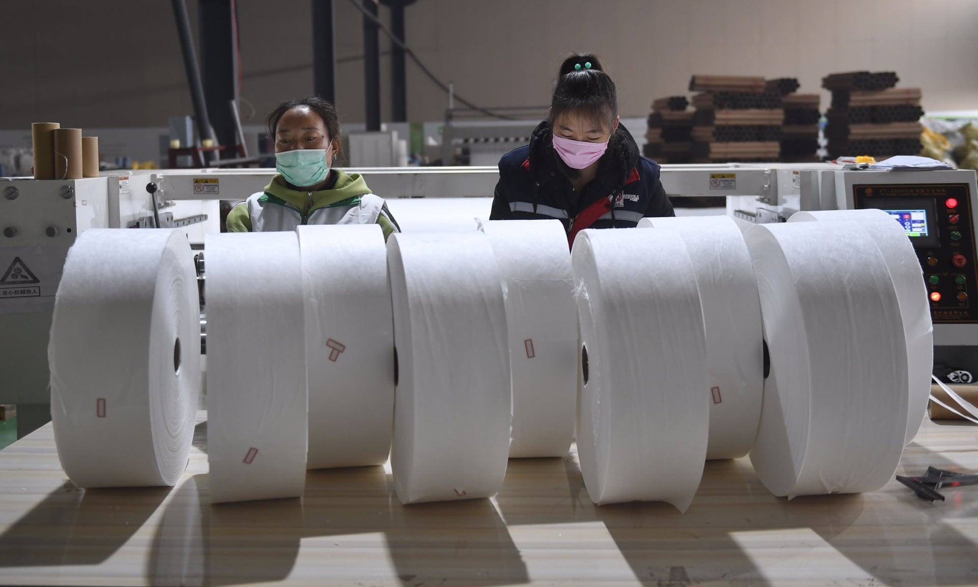 Công nhân sản xuất vải nhựa PP tại Trung Quốc - đất nước hiện cung cấp tới nửa lượng nguyên liệu này cho thế giới. Ảnh: Guardian