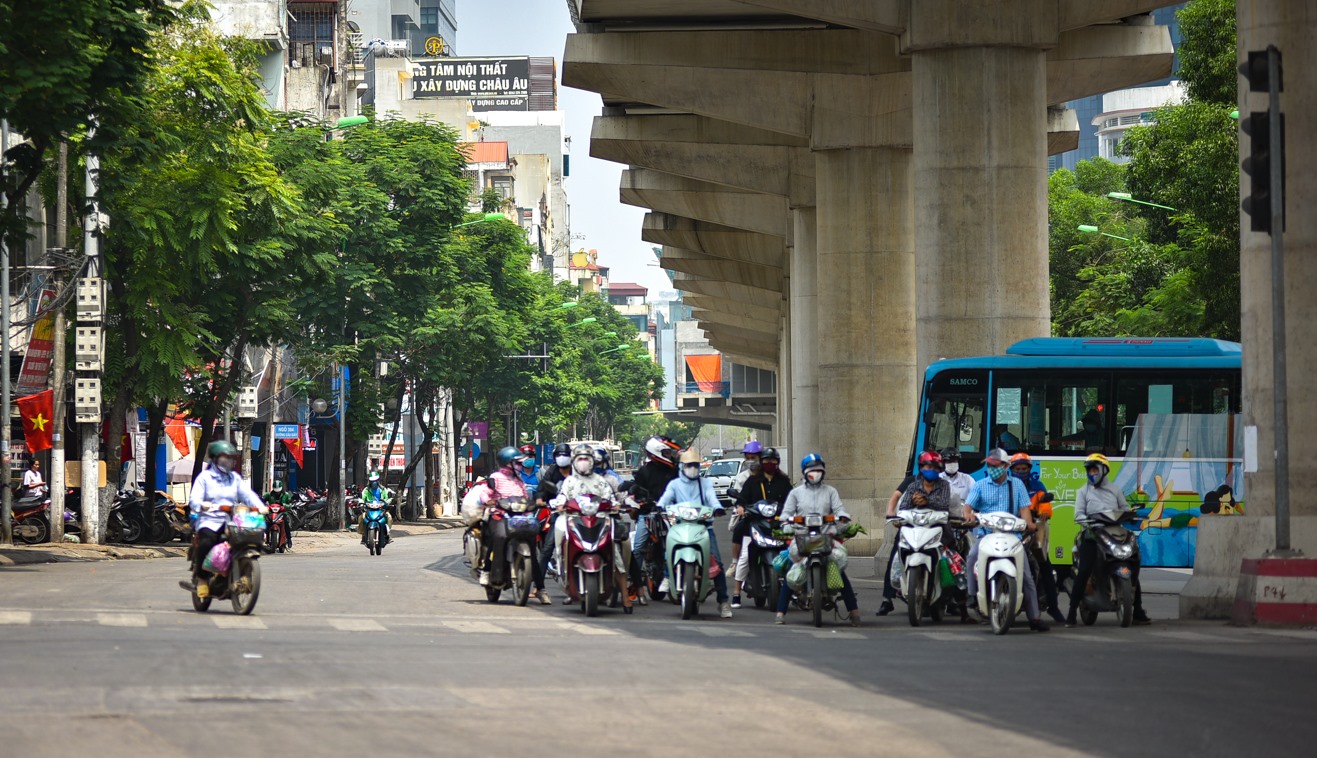 Người tham gia giao thông tránh nắng dưới chân cầu Xuân Thủy- Cầu Giấy. Ảnh: Trung Nguyên