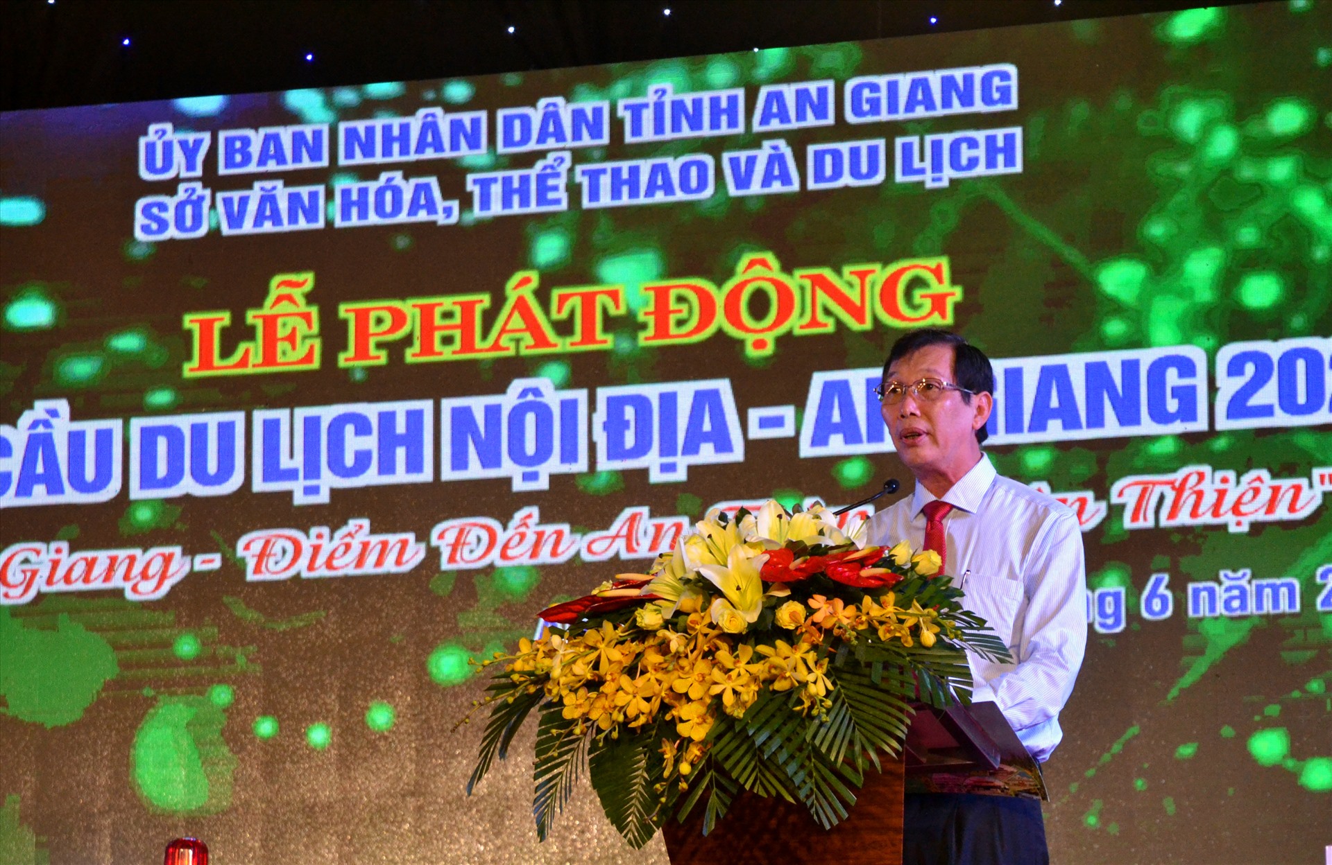 Phó Chủ tịch UBND tỉnh An Giang Lê Văn Phước phát biểu tại buổi lễ. Ảnh: LT