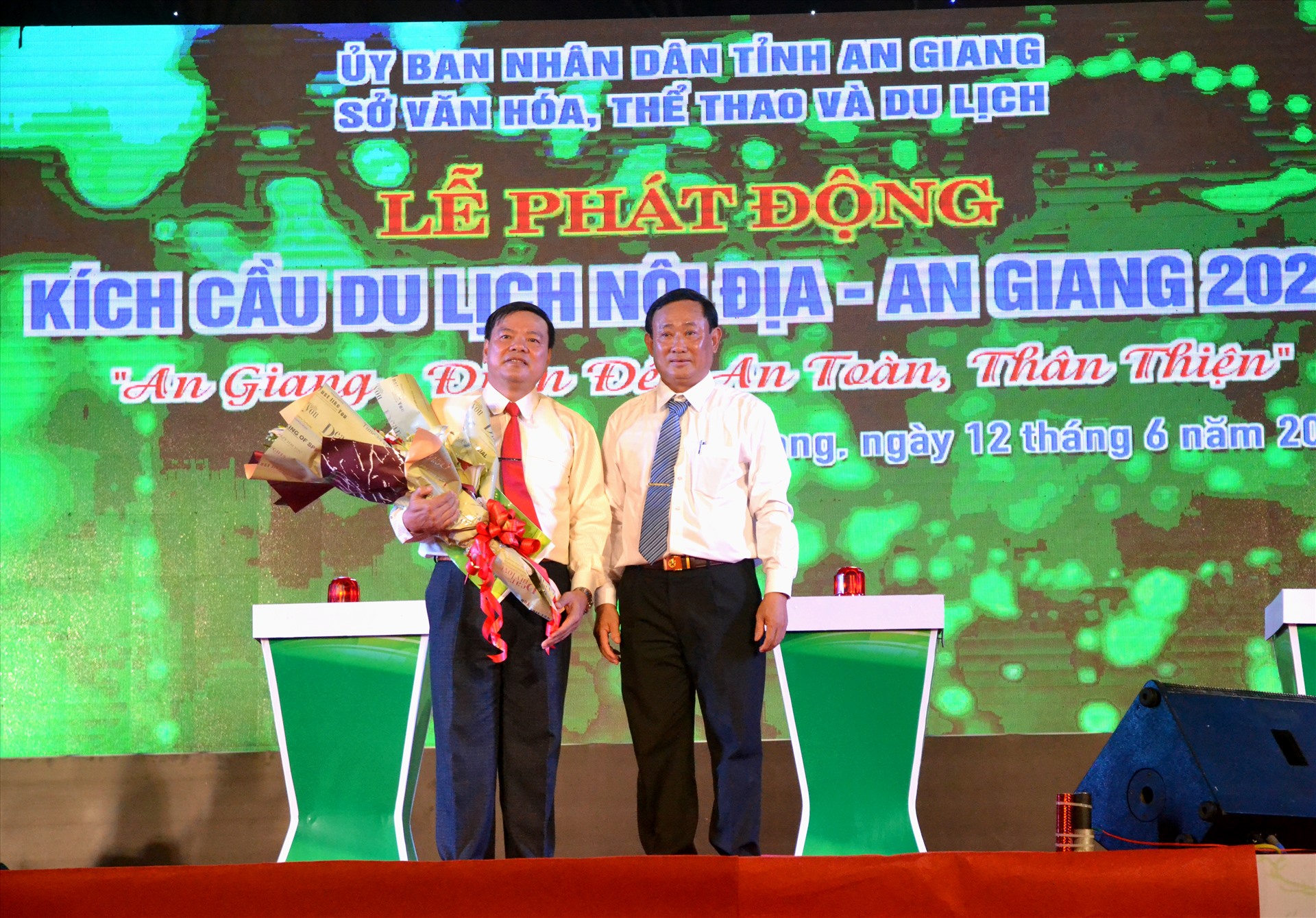 Chủ tịch UBMTTQ tỉnh An Giang Nguyễn Tiếc Hùng tặng hoa cho đại diện doanh nghiệp du lịch An Giang. Ảnh: LT