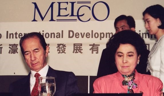Hà Hồng Sân và bà Winnie tại một cuộc họp của công ty năm 1993. Ảnh: SCMP.