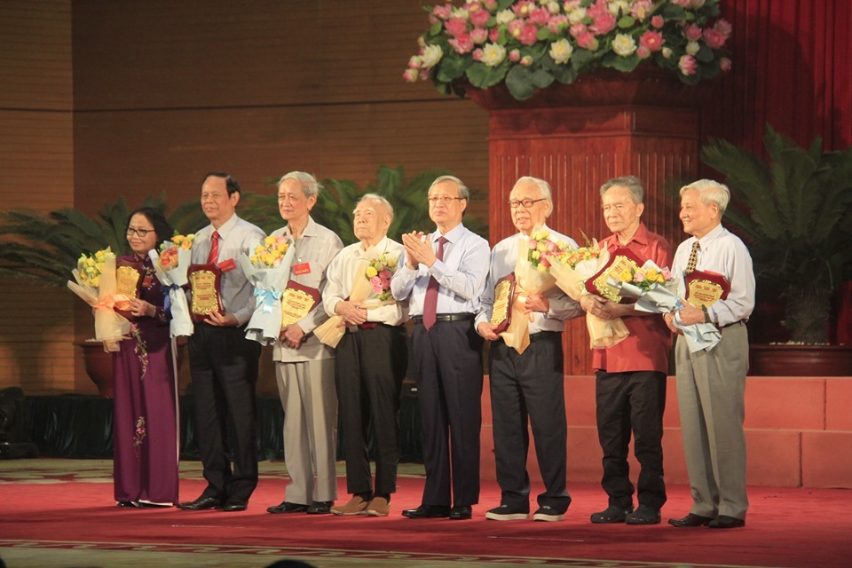 Thường trực Ban Bí thư Trần Quốc Vượng vinh danh các nhà báo lão thành cách mạng. Đây là những người đã cống hiến cả cuộc đời cho báo chí cách mạng Việt Nam.