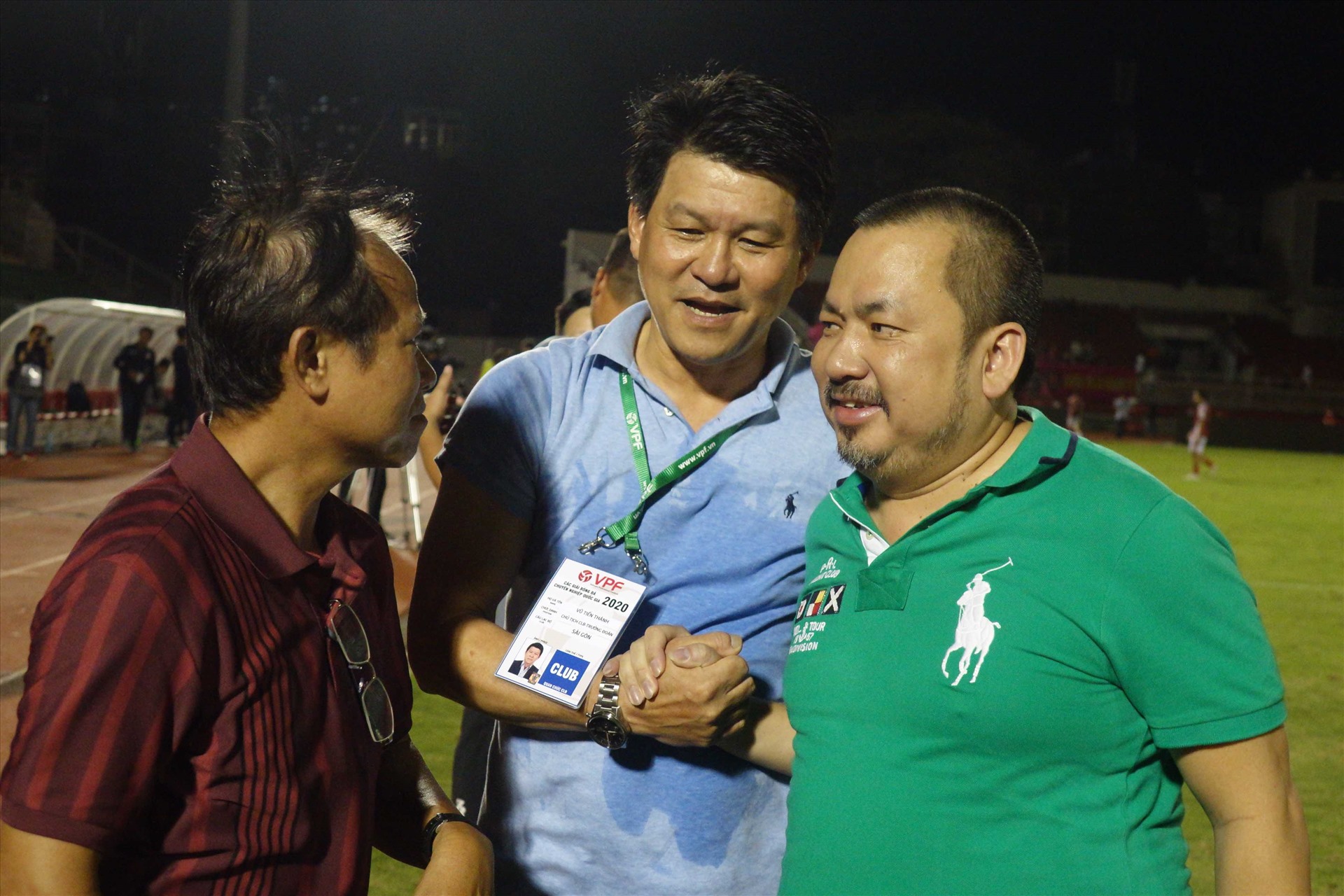 Ông Vũ Tiến Thành (giữa) tham mưu cho lãnh đạo mua câu lạc bộ Sài Gòn, và chính ông là người dẫn dắt đội ở giai đoạn đầu V.League 2020. Ảnh: Nguyễn Đăng.
