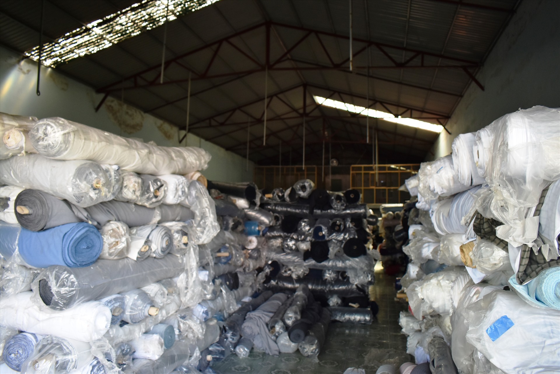 Lực lượng chức năng đã thu giữ hơn 70 tấn vải cuộn tại kho hàng của Nguyễn Văn Sỹ. Ảnh: NT