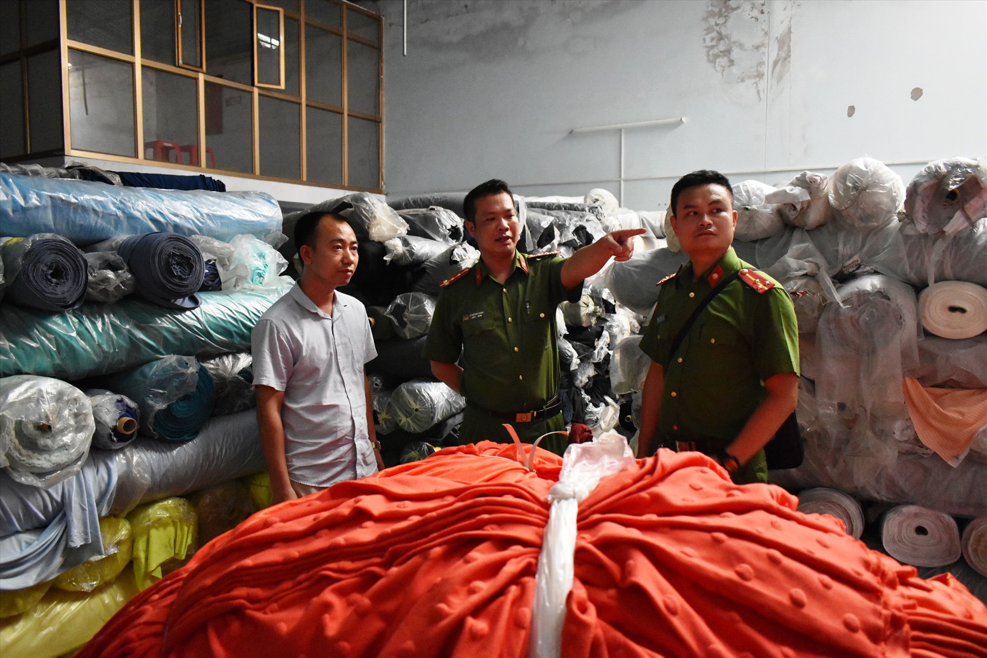 Lực lượng chức năng kiểm tra và thu giữ tang vật tại kho hàng của Nguyễn Văn Sỹ. Ảnh: NT