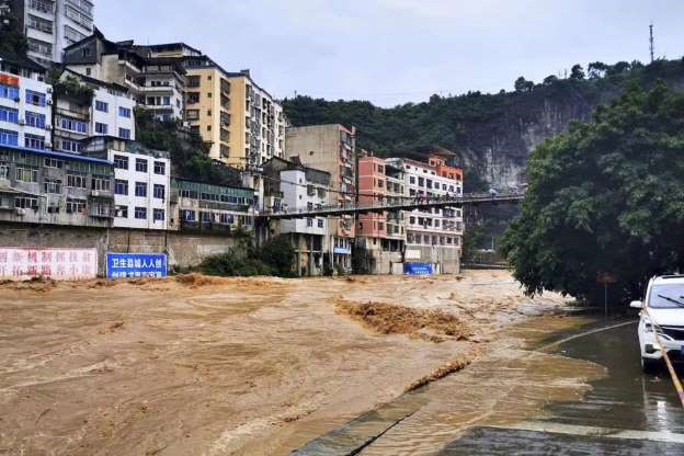 Dòng nước lũ cuồn cuộn chảy qua huyện Vô Tích ở Giang Tô, Trung Quốc hôm 12.6. Ảnh: Tân Hoa Xã