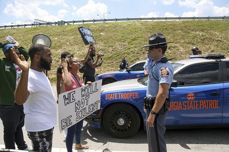 Người biểu tình phản đối cái chết của người da đen bị cảnh sát bắn chết ở Atlanta. Ảnh: Atlanta Journal-Constitution