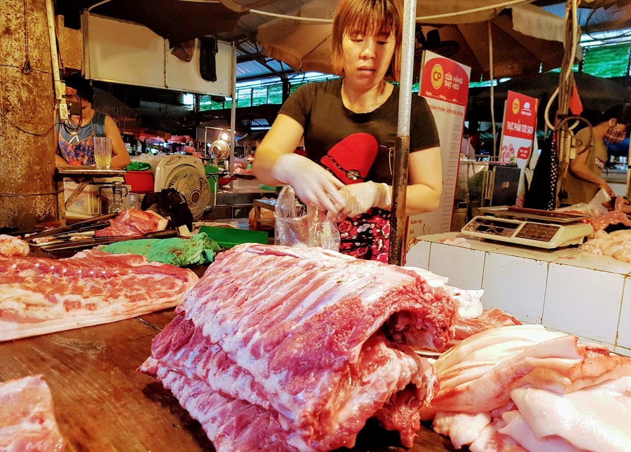 Năng lực điều tiết thị trường quá yếu kém dẫn đến “loạn” giá thịt lợn. Ảnh: Khánh Vũ