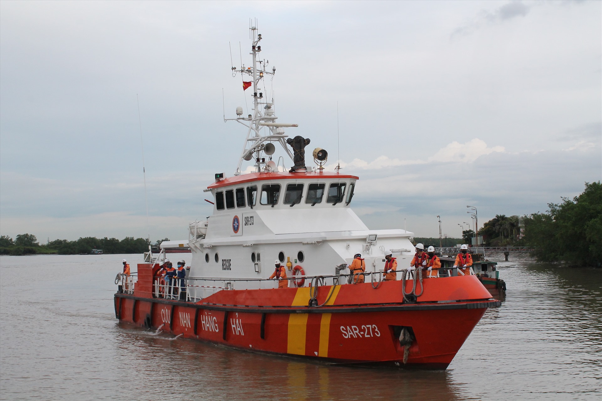 Tàu SAR 273 đưa thi thể 2 nạn nhân về cảng Trung tâm cứu nạn hàng hải Việt Nam tại Hải Phòng. Ảnh MD