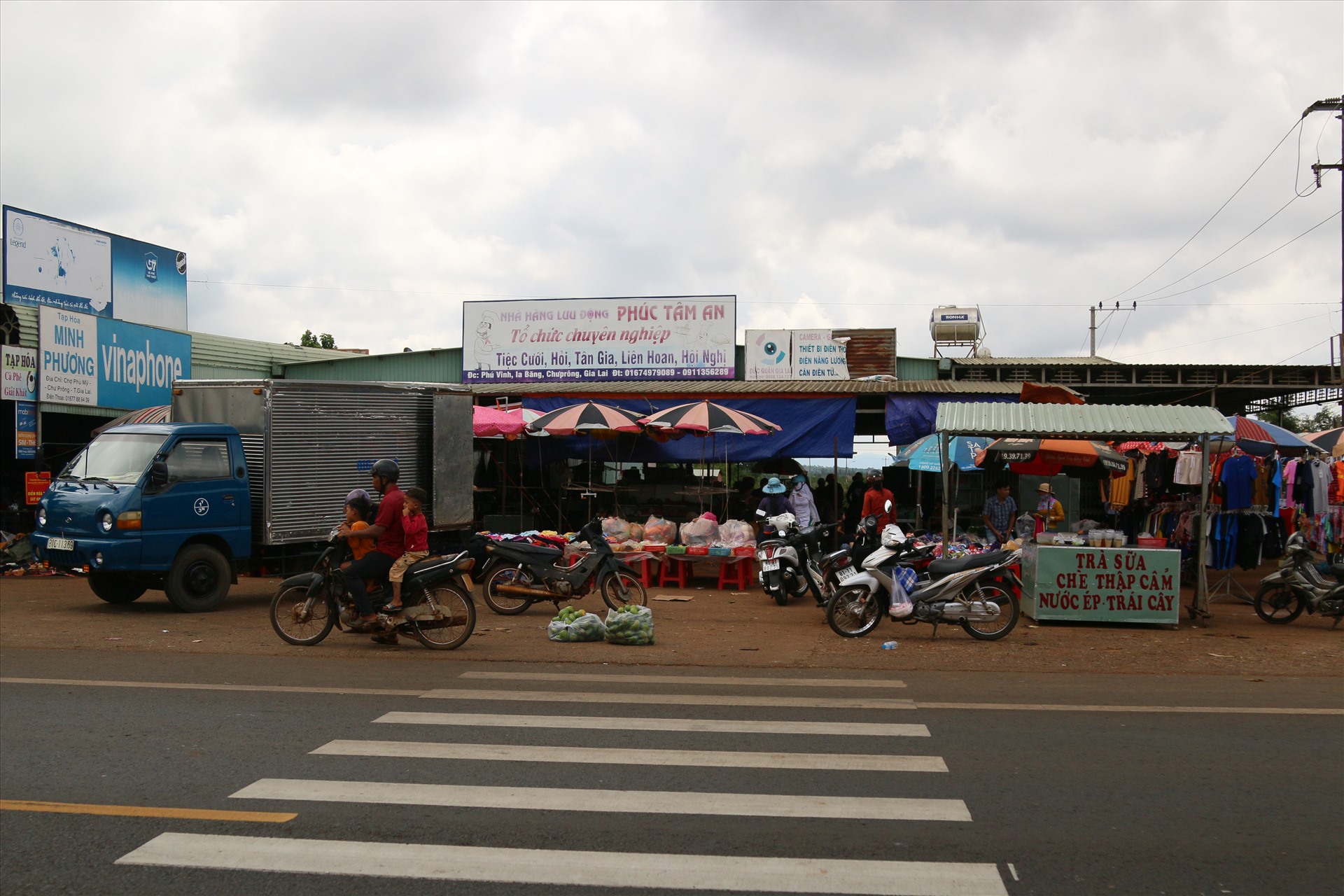 Chợ Phú Mỹ, xã Ia Băng, huyện Chư Prông, Gia Lai nằm sát Quốc lộ 14 tiềm ẩn nguy cơ tai nạn giao thông