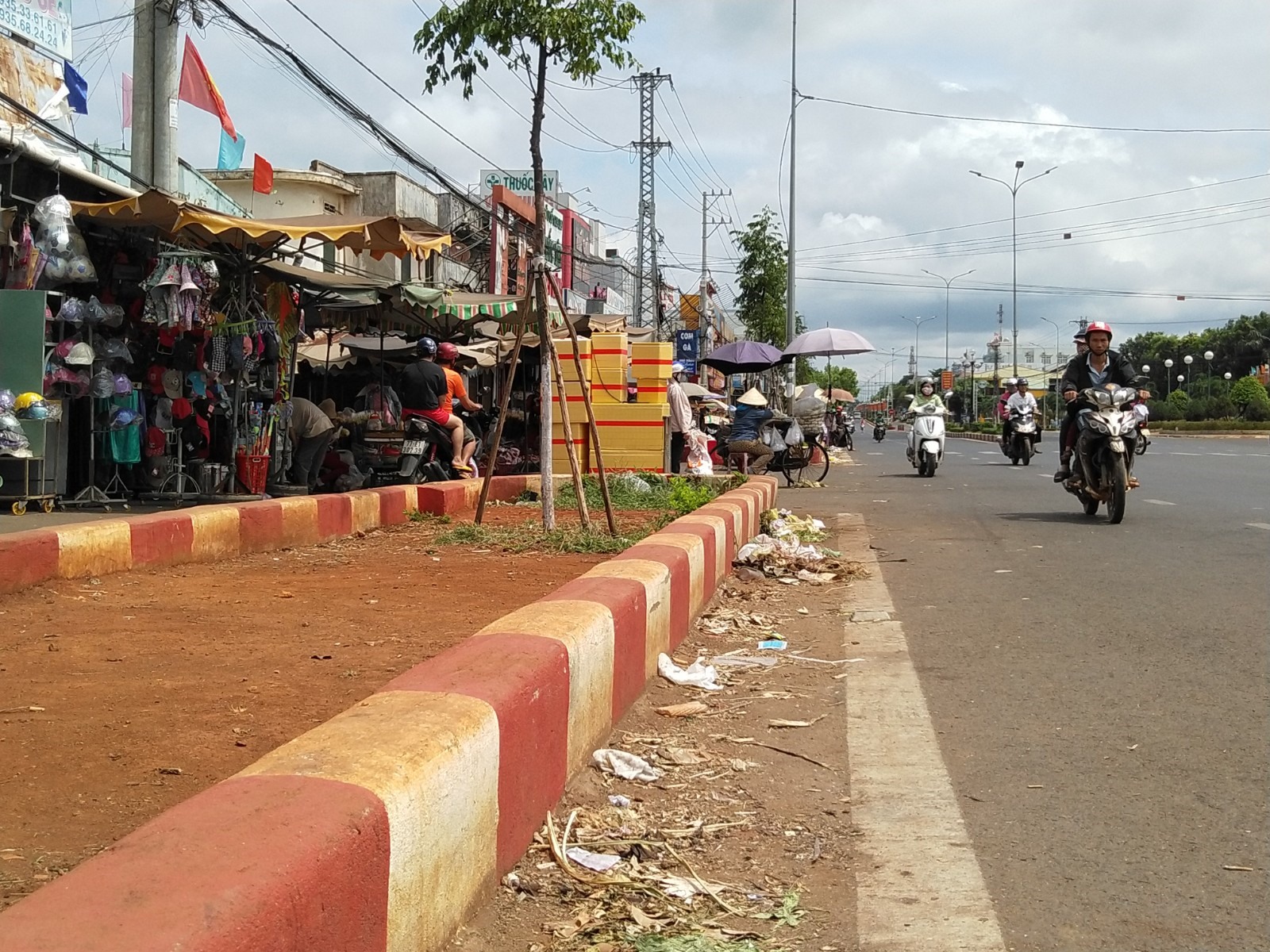 Sau đó, UBND huyện Chư Sê, Gia Lai đã tiến hành xây dựng rào chắn dọc đường quanh khu vực chợ nhằm hạn chế tai nạn xảy ra