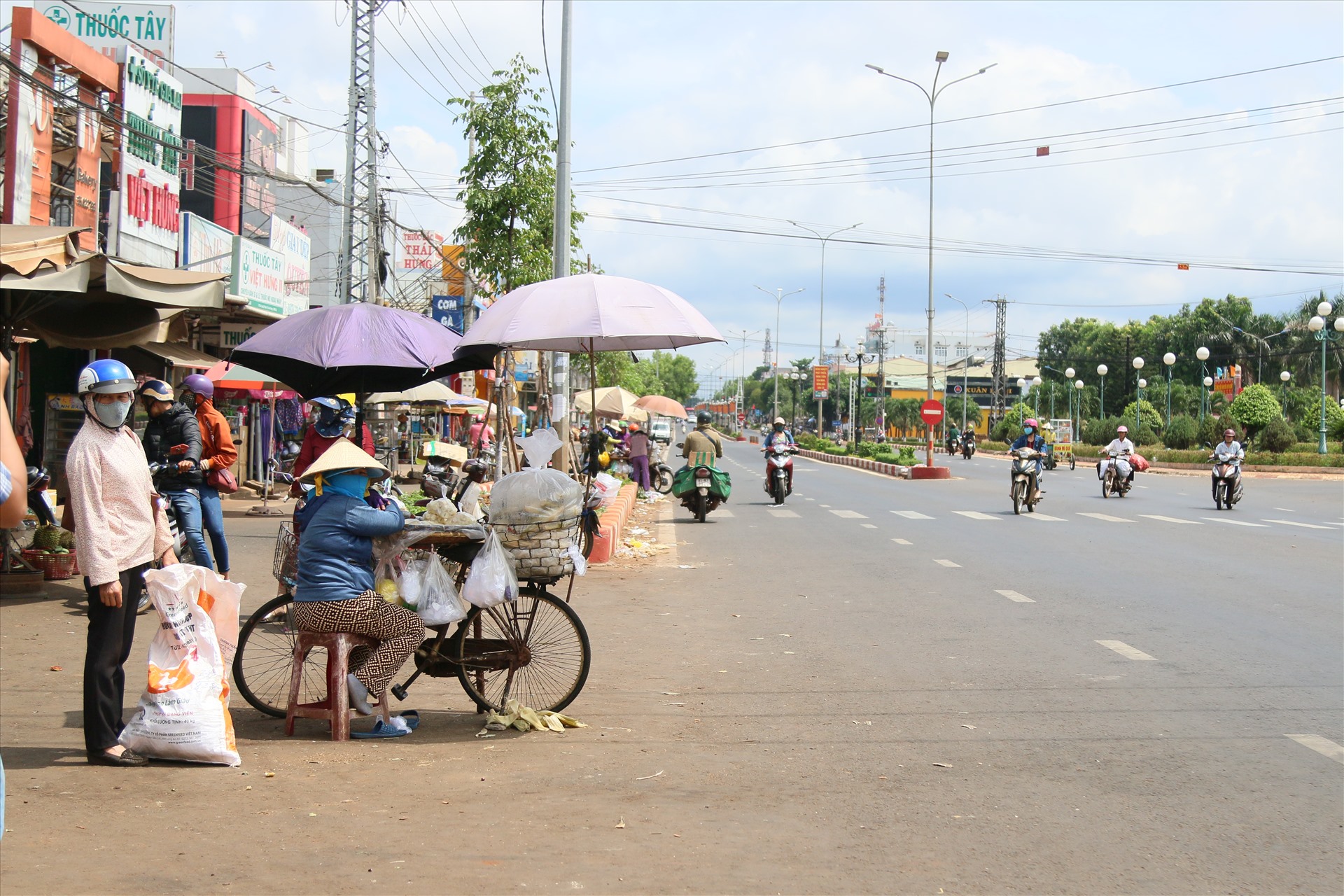 Tại chợ Chư Sê, huyện Chư Sê, Gia Lai, sau vụ tai nạn kinh hoàng, chính quyền địa phương đã xây các barie, rào chắn ngăn cách chợ với lề đường Quốc lộ