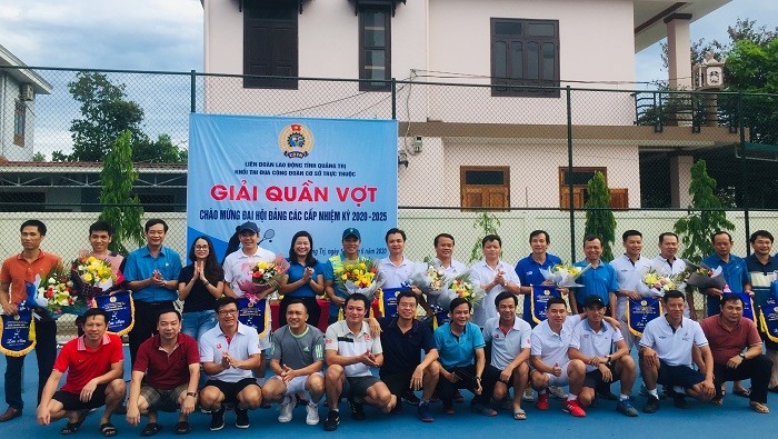 Các vận động viên tham gia Giải Quần vợt nhận hoa của lãnh đạo LĐLĐ tỉnh Quảng Trị và Ban tổ chức. Ảnh: HT.