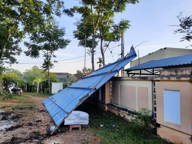 Lốc xoáy làm hỏng mái tôn nhà vệ sinh ở Trường THCS Phương Điền. Ảnh: Quốc Thanh.