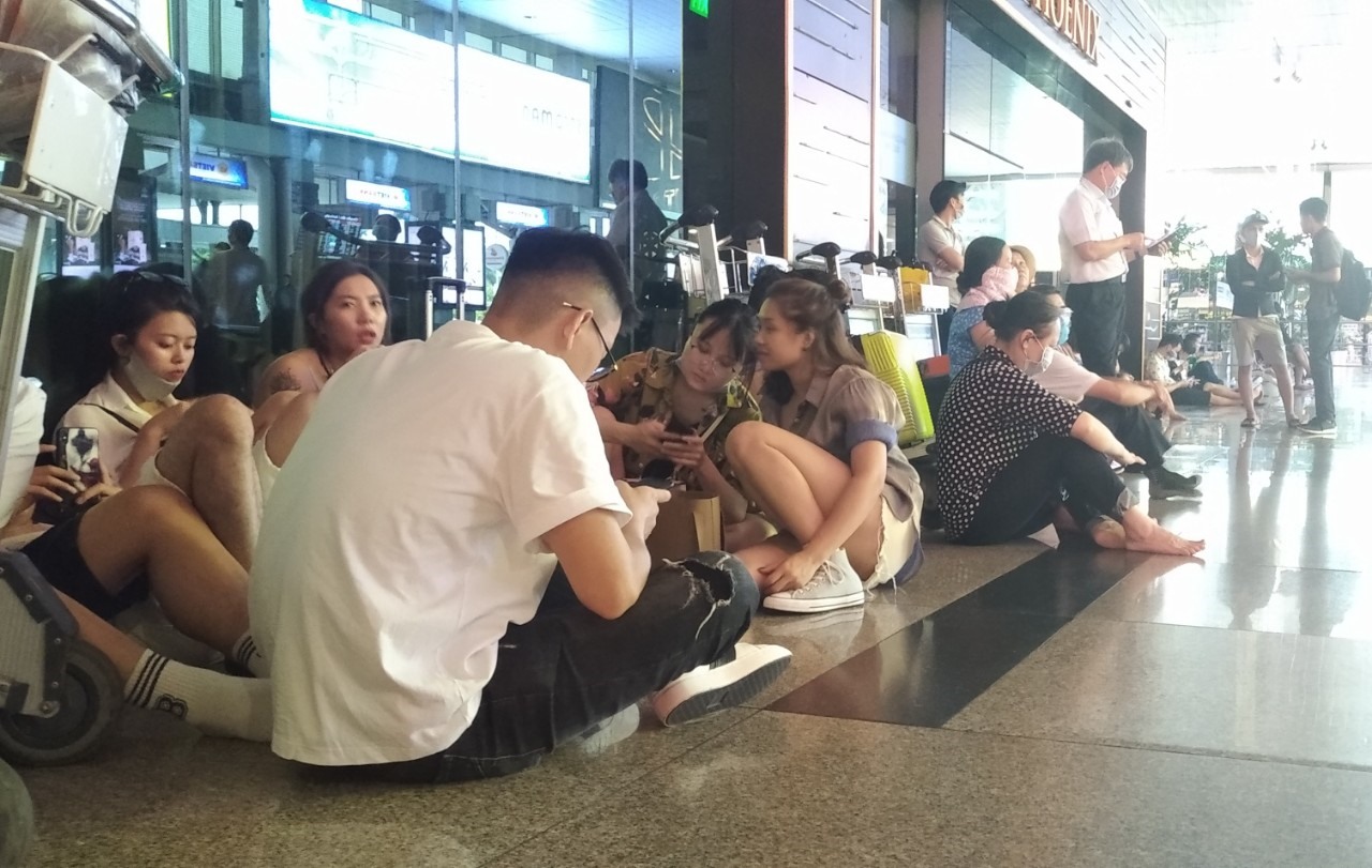 Ga quốc nội sân bay Tân Sơn Nhất đông nghịt khách đứng ngồi la liệt.  Ảnh: Chân Phúc