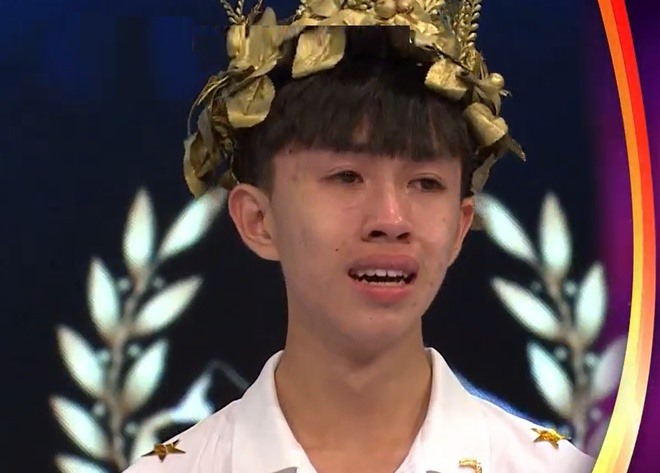 Tuấn Kiệt bật khóc khi mang được cầu truyền hình về với trường THPT Quảng Trị. Ảnh: VTV.
