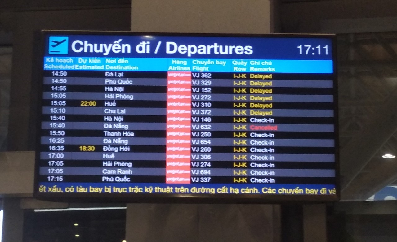 Bảng thông báo các chuyến bay check in trở lại tại sân bay Tân Sơn Nhất.   Ảnh: Chân Phúc