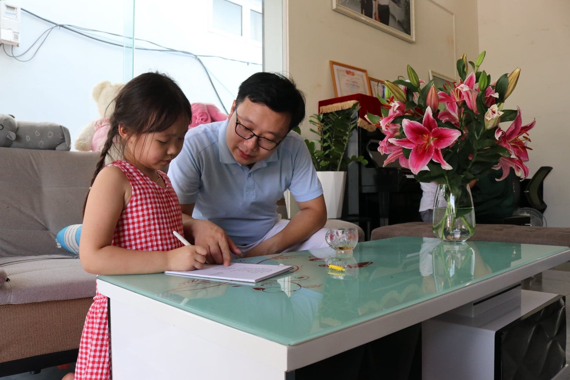 Cuộc sống bận rộn nhưng hai vợ chồng anh Quỳnh vẫn thường xuyên dành thời gian chăm sóc con. Ảnh: Lan Nhi
