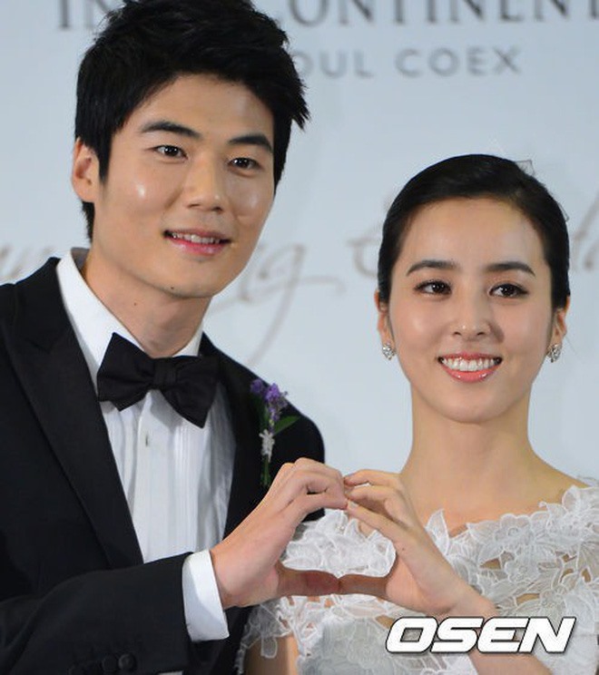 Han Hye Jin kết hôn với Ki Sung Yeung - cầu thủ bóng đá kém cô 8 tuổi - vào tháng 7.2013 và hạ sinh con gái đầu lòng vào tháng 9.2015. Hiện tại Han Hye Jin tạm dừng việc đóng phim để toàn tâm toàn ý chăm lo cho gia đình.  Ảnh: Osen