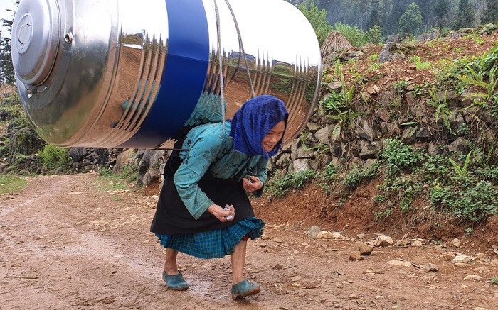Bà Vàng Thị Xã cõng bồn chứa nước về nhà
