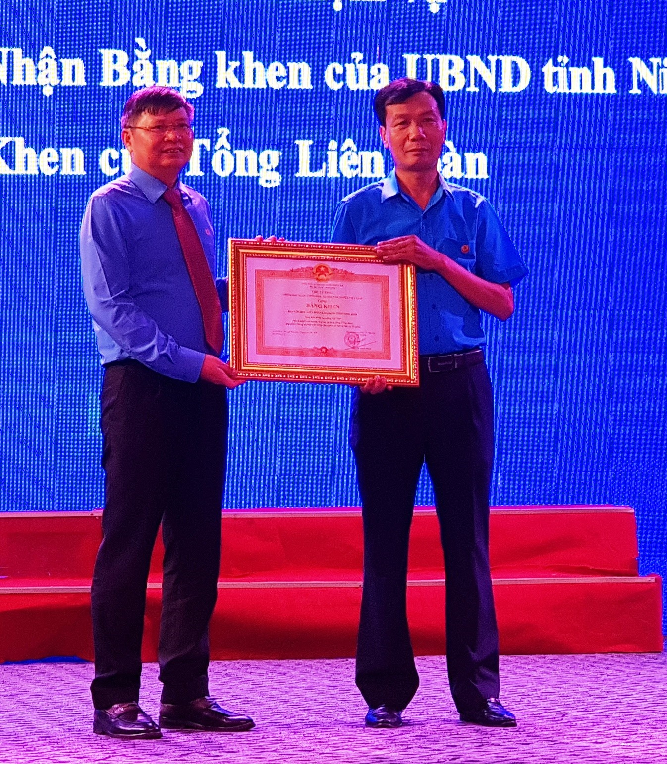 Đồng chí Phan Văn Anh, Phó chủ tịch Tổng LĐLĐ Việt Nam trao Bằng khen của Thủ tướng Chính phủ cho Ban Tổ chức LĐLĐ tỉnh Ninh Bình. Ảnh: NT