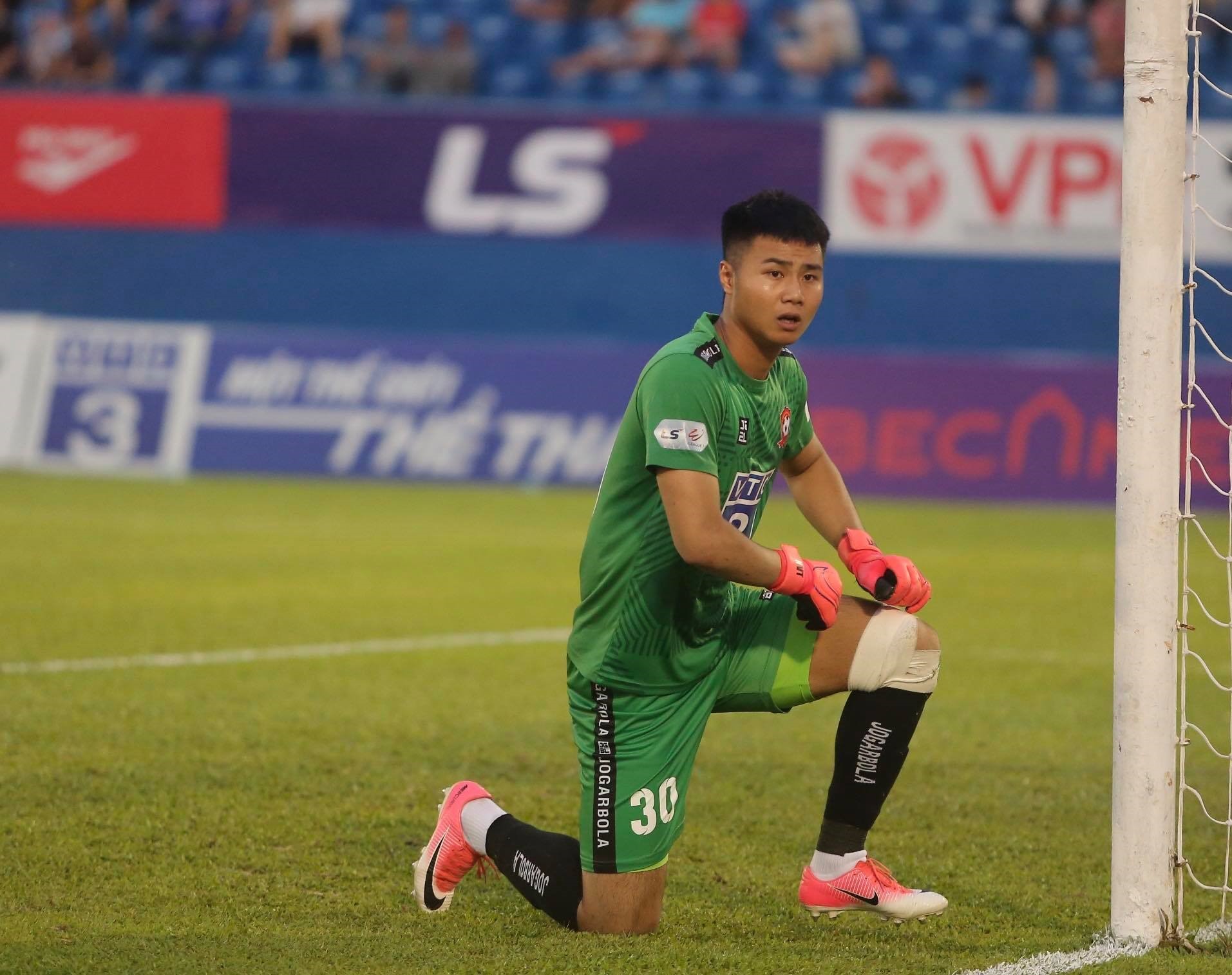 Thủ thành Văn Toàn có đến 5 lần thủng lưới trong trận đấu với Bình Dương. Ảnh: Thanh Xuân