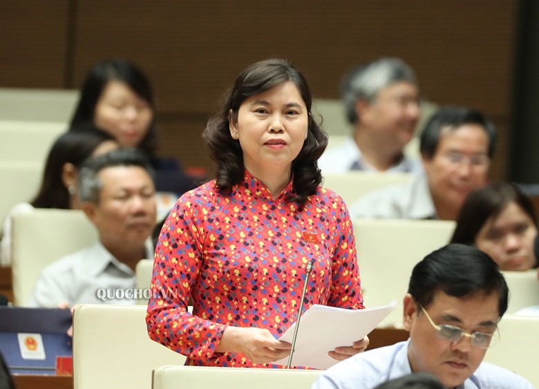 Đại biểu Trần Thị Hằng - Đoàn ĐBQH tỉnh Bắc Ninh phát biểu tại phiên họp. Ảnh Quochoi.vn