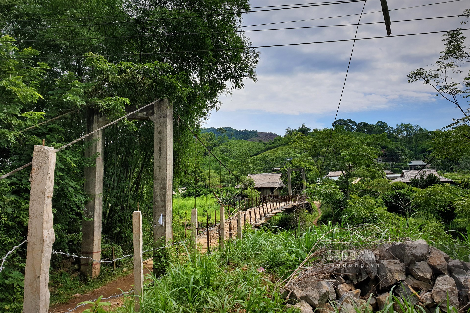 Cứ 1 năm 2 lần, người dân xóm Sống (xã Nhân Mỹ, huyện Tân Lạc, tỉnh Hòa Bình) lại cùng nhau gom tiền, lên rừng tìm tre, nứa để tu sửa cây cầu treo dân sinh độc đạo duy nhất của bản làng.