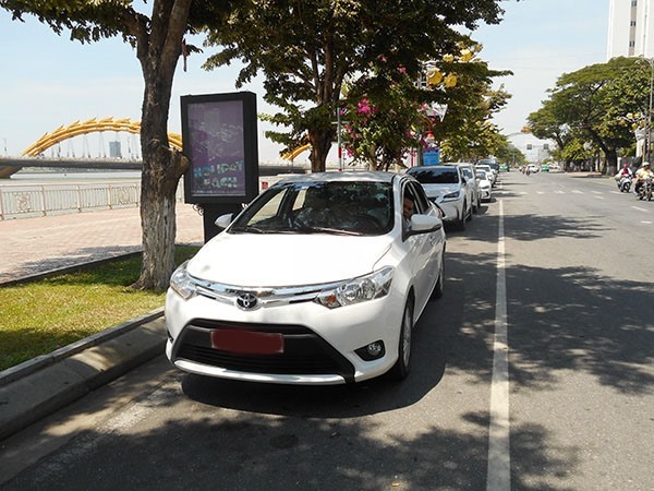 Hiện nay hai lề tuyến đường Bạch Đàng và Trần Phú được chính quyền Đà Nẵng biến thành điểm đậu đỗ xe có thu phí (ảnh L.Đ)