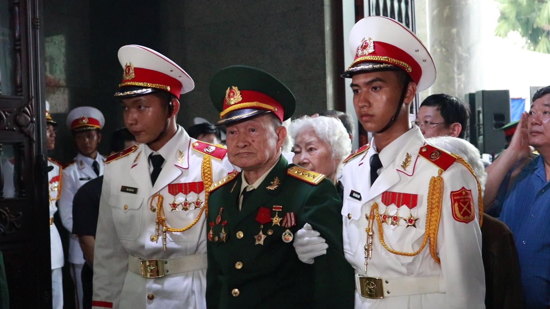 Đại tá Tư Cang (92 tuổi, quê Bà Rịa - Vũng Tàu) nguyên là Cụm trưởng Cụm tình báo H.63. Ông cũng chính là người cứu tướng tình báo huyền thoại Trần Quốc Hương  ra khỏi ngục tù của chính quyền Ngô Đình Diệm năm 1963.