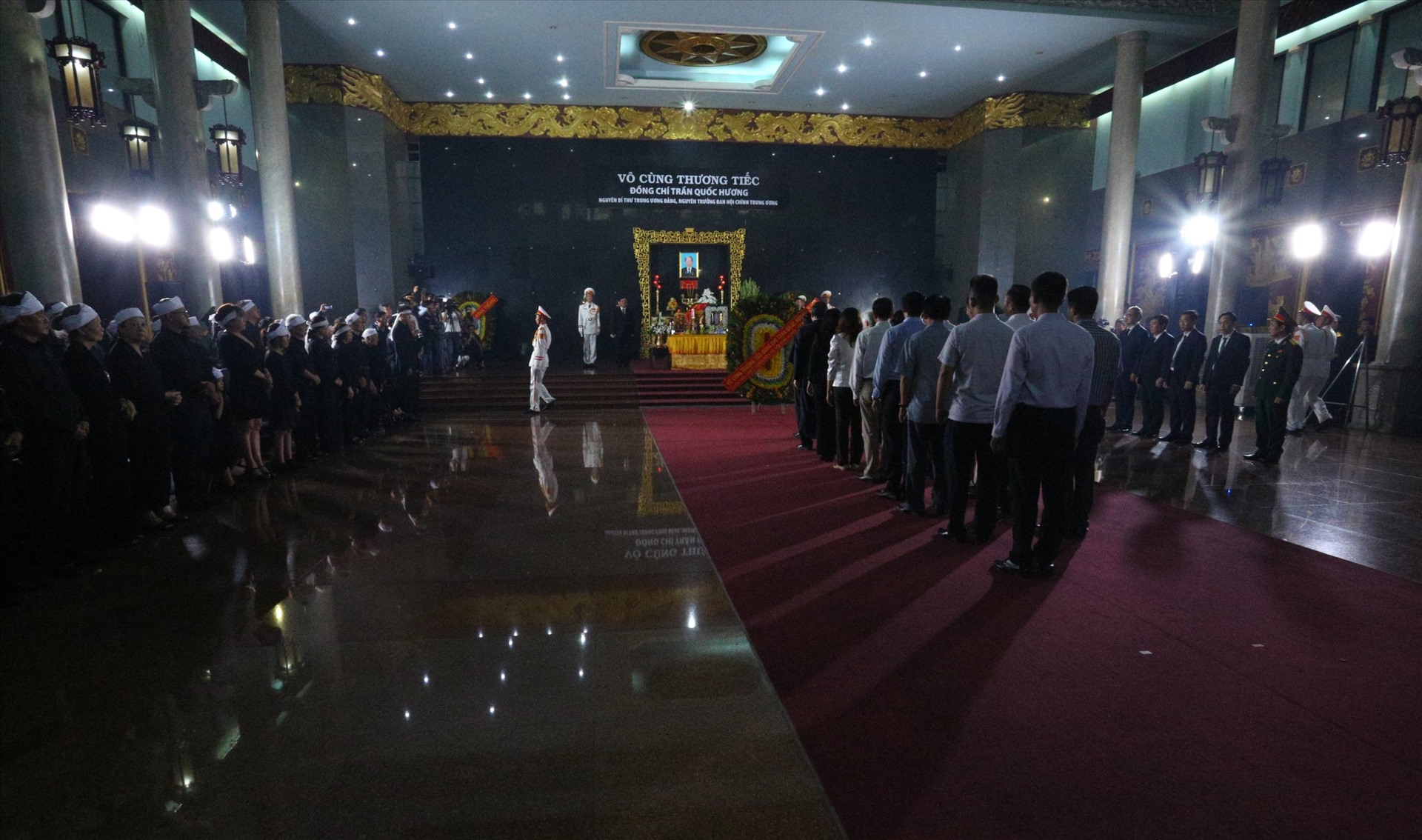 Theo chương trình lễ tang, lễ viếng nhà tình báo cách mạng Trần Quốc Hương kéo dài đến  hết chiều mai, ngày 16.6.