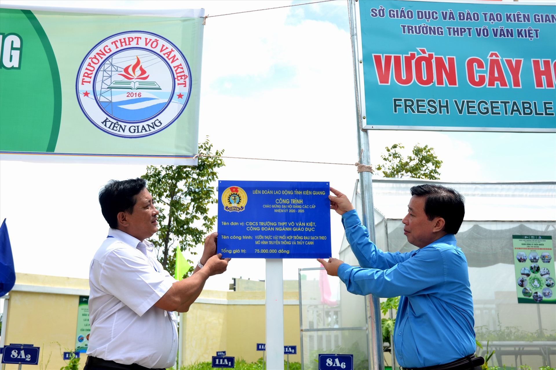 Gắn biển công nhận công trình CĐCS Trường THPT Võ Văn Kiệt. Ảnh: LT