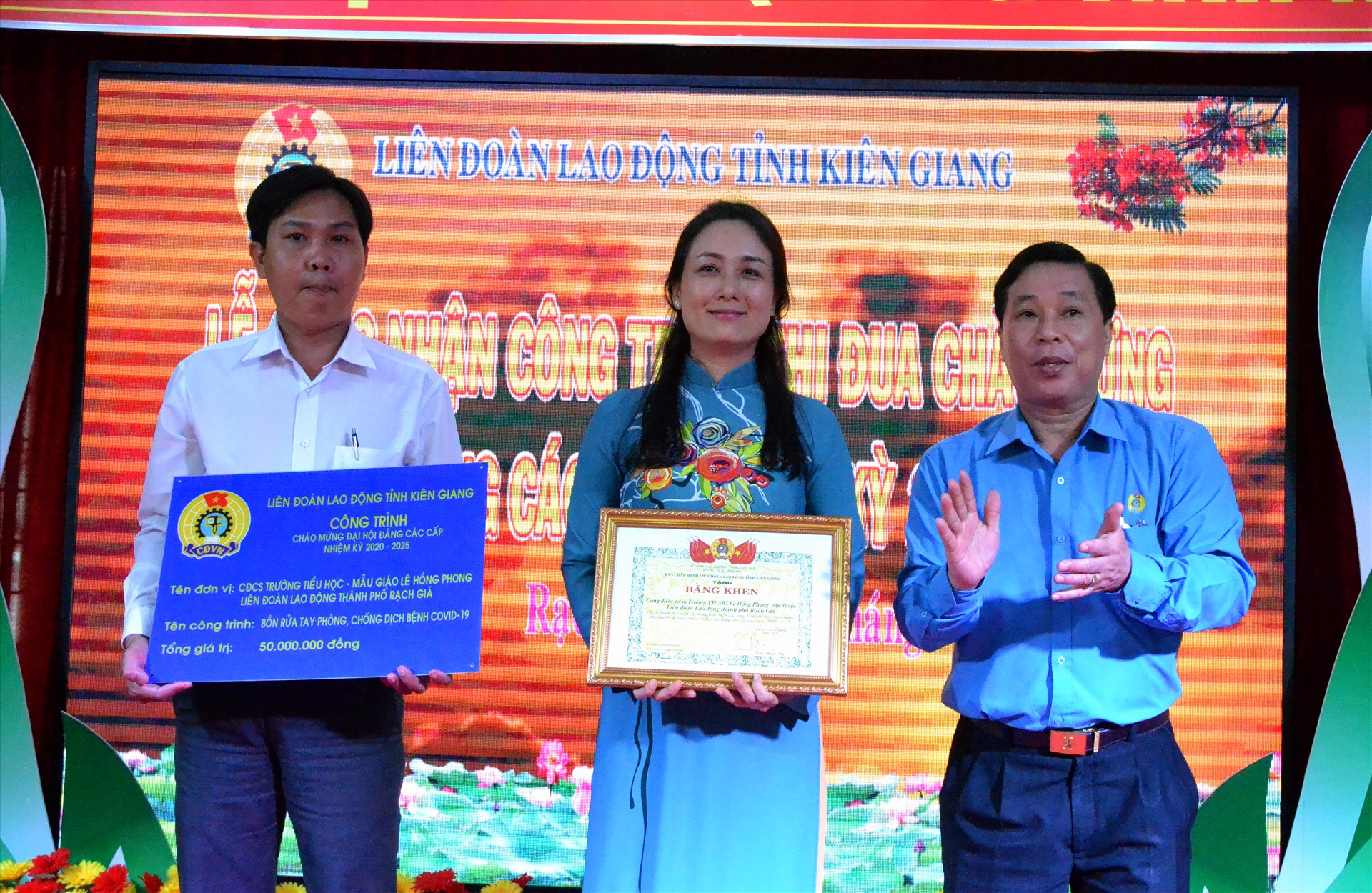Khen thưởng cho công trình của CĐCS Trường Mầm non - Tiểu học Lê Hồng Phong. Ảnh: LT