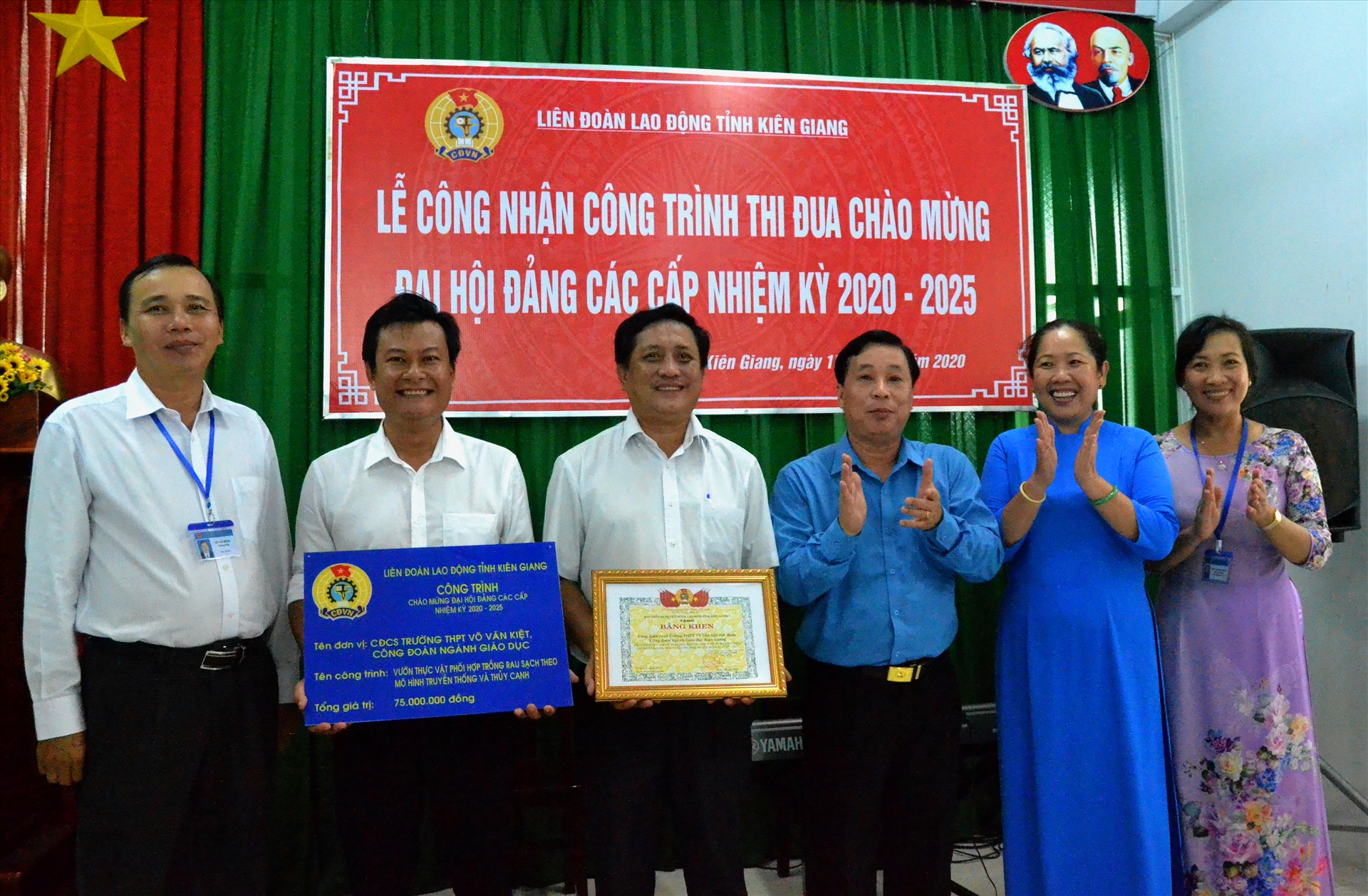 Khen thưởng công trình của CĐCS Trường THPT Võ Văn Kiệt. Ảnh: LT