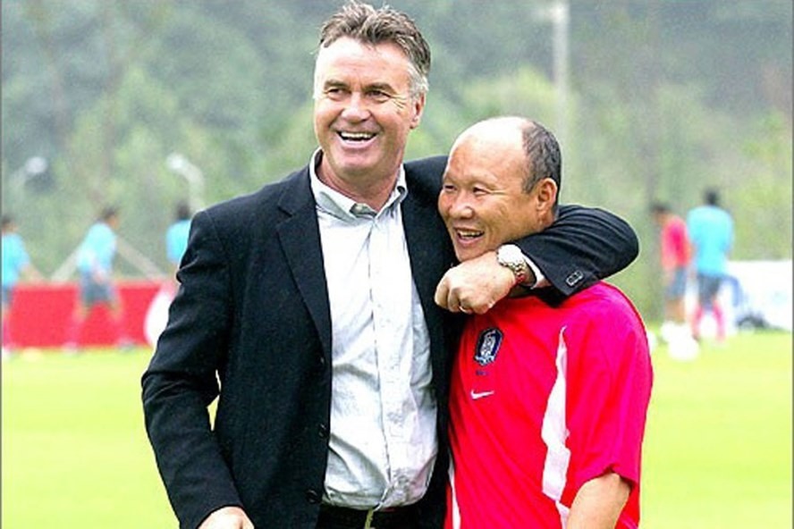 Ông Park khi còn làm trợ lý cho ông Guus Hiddink năm 2002. Ảnh: TL