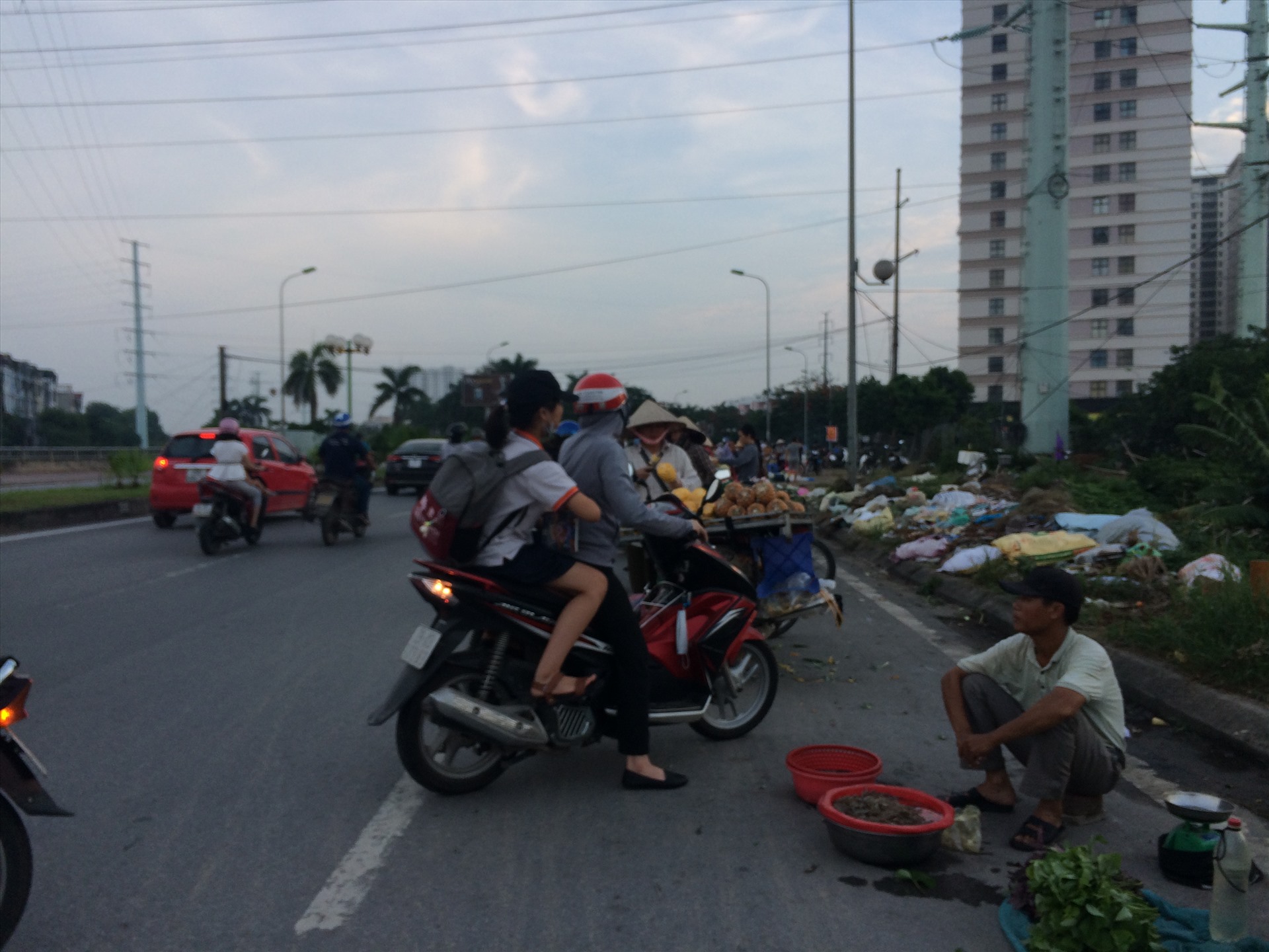 Chợ tự phát trên đường Nguyễn Văn Trác, đoạn trước cổng Chung cư Parkview CT7. Người mua, kẻ bán tràn ra cả ngoài đường tạo ra cảnh tượng rất nguy hiểm cho người đi lại qua khu vực này. Ảnh: Bảo Hân.