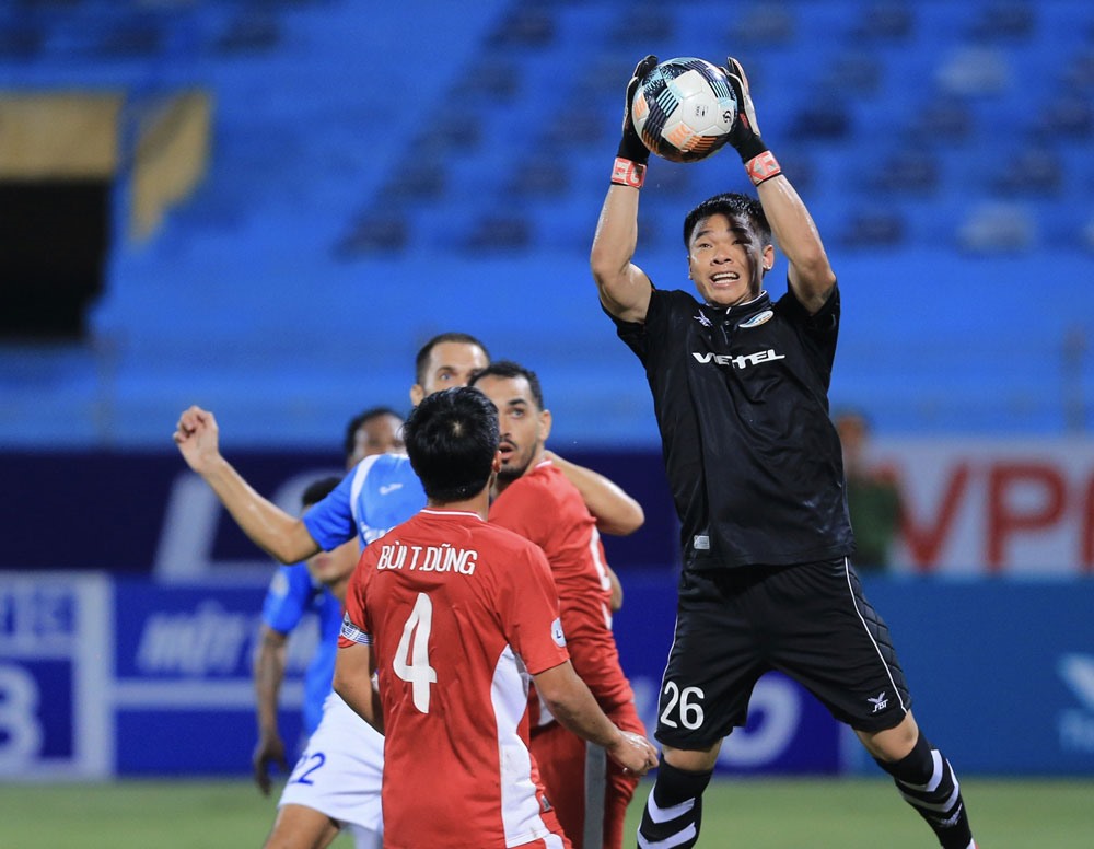 Hàng phòng ngự Viettel chơi không ấn tượng từ đầu V.League dù sở hữu toàn tuyển thủ quốc gia. Ảnh: VPF.