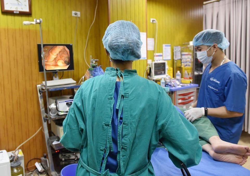 Các bác sĩ tiến hành phẫu thuật cắt khối u cho bệnh nhân.