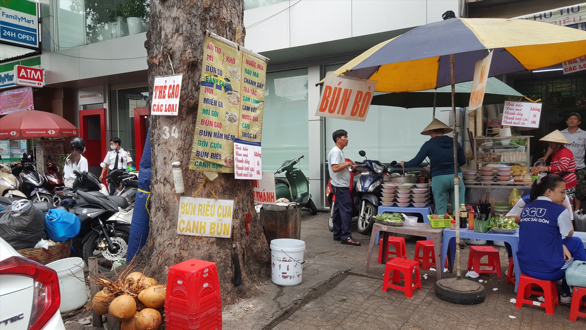  Cây xanh biến thành 'bảng quảng cáo' bất đắc dĩ, một số nơi các tiểu thương còn đóng đinh lên cây để treo bảng quảng cáo. Ảnh ghi nhận tại đường An Dương Vương (quận 5, TPHCM).