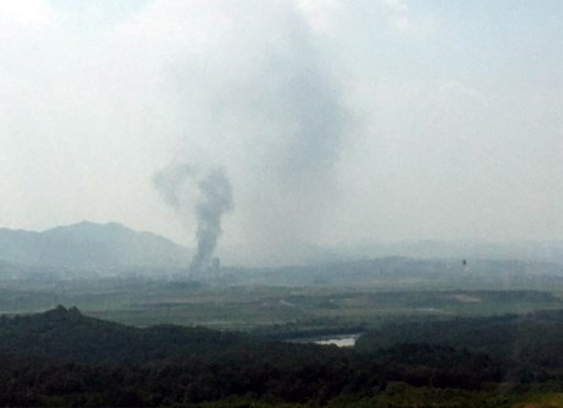 Đám khói bốc lên từ Khu công nghiệp Kaesong, nơi văn phòng liên Triều được thành lập vào năm 2018, được nhìn thấy từ thành phố biên giới Paju của Hàn Quốc. Ảnh: AFP