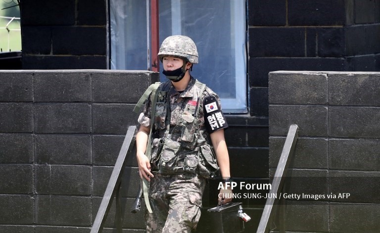 Một binh sĩ quân đội Hàn Quốc tuần tra tại Imjingak, gần khu phi quân sự tại Paju, Hàn Quốc. Ảnh: AFP