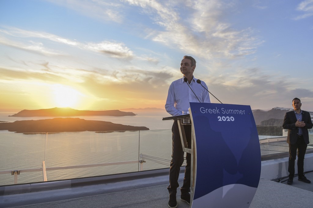 Tại đảo Santorini, thủ tướng Hy Lạp Kyriakos Mitsotakis tuyên bố nước này đã sẵn sàng mở cửa đón khách du lịch trở lại và triển khai mọi biện pháp y tế thích hợp để đảm bảo an toàn sức khỏe cho du khách. Ảnh: AFP.