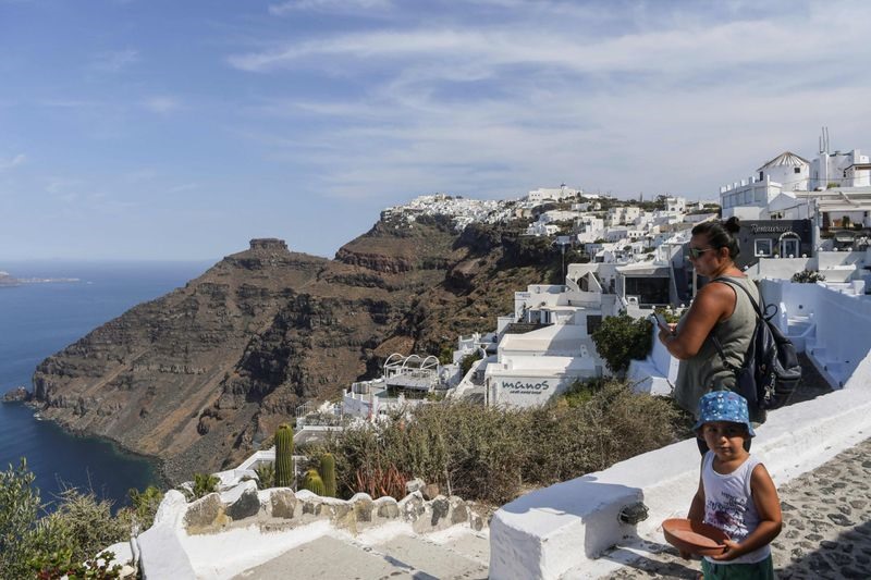 Mùa du lịch chính thức mở cửa đã đánh dấu việc chấm dứt ba tháng hạn chế chống dịch làm đình trệ du lịch, ngành chiếm tới 1/4 tổng sản phẩm quốc nội của Hy Lạp. Ảnh: AFP.