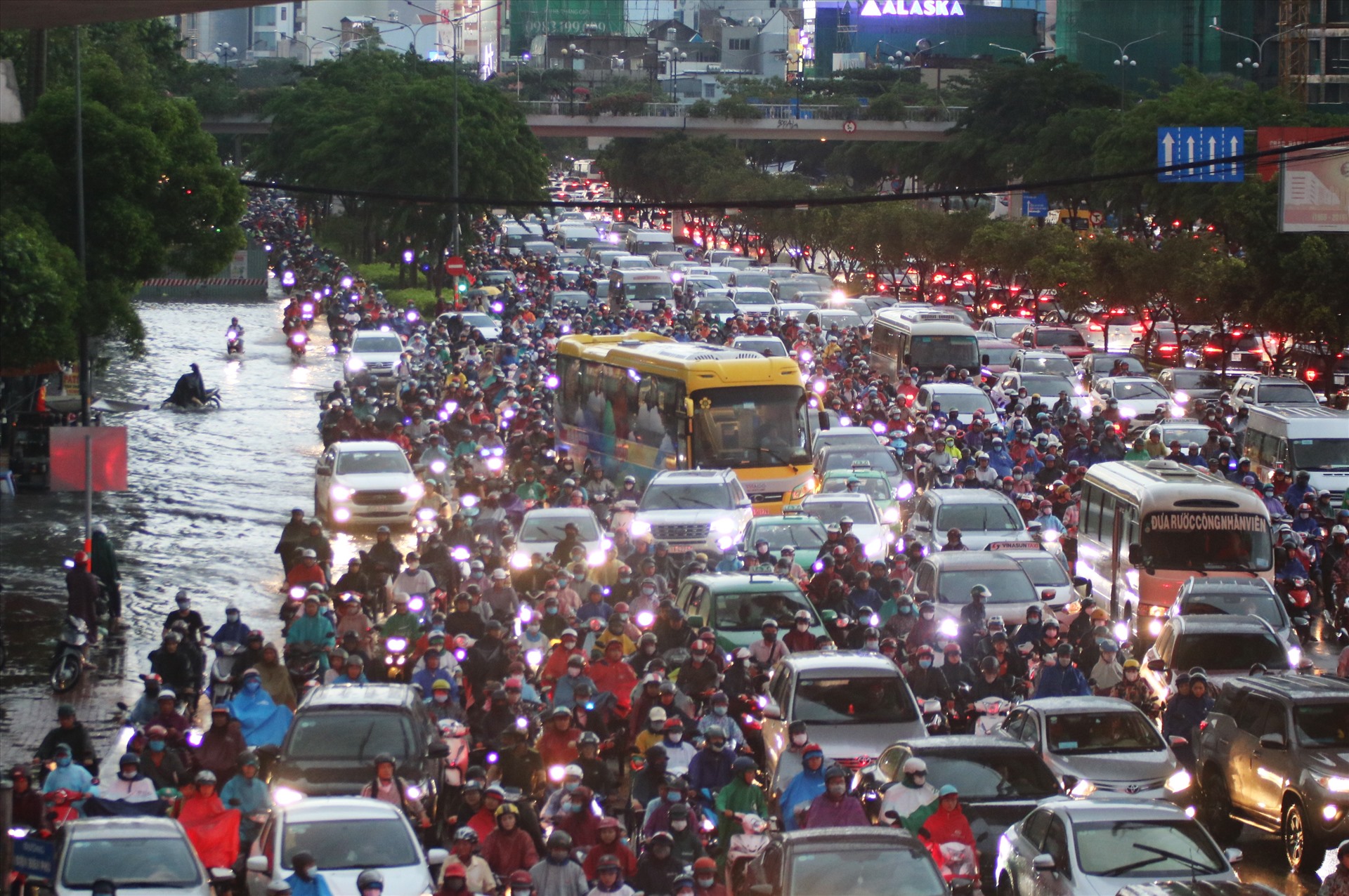 Tại nút giao chân cầu Sài Gòn, giao thông tắc nghẽn khi dòng xe từ 2 đường Điện Biên Phủ và Nguyễn Hữu Cảnh liên tục dồn tới. Hàng ngàn người bơ phờ bởi kẹt xe, ngập nước.