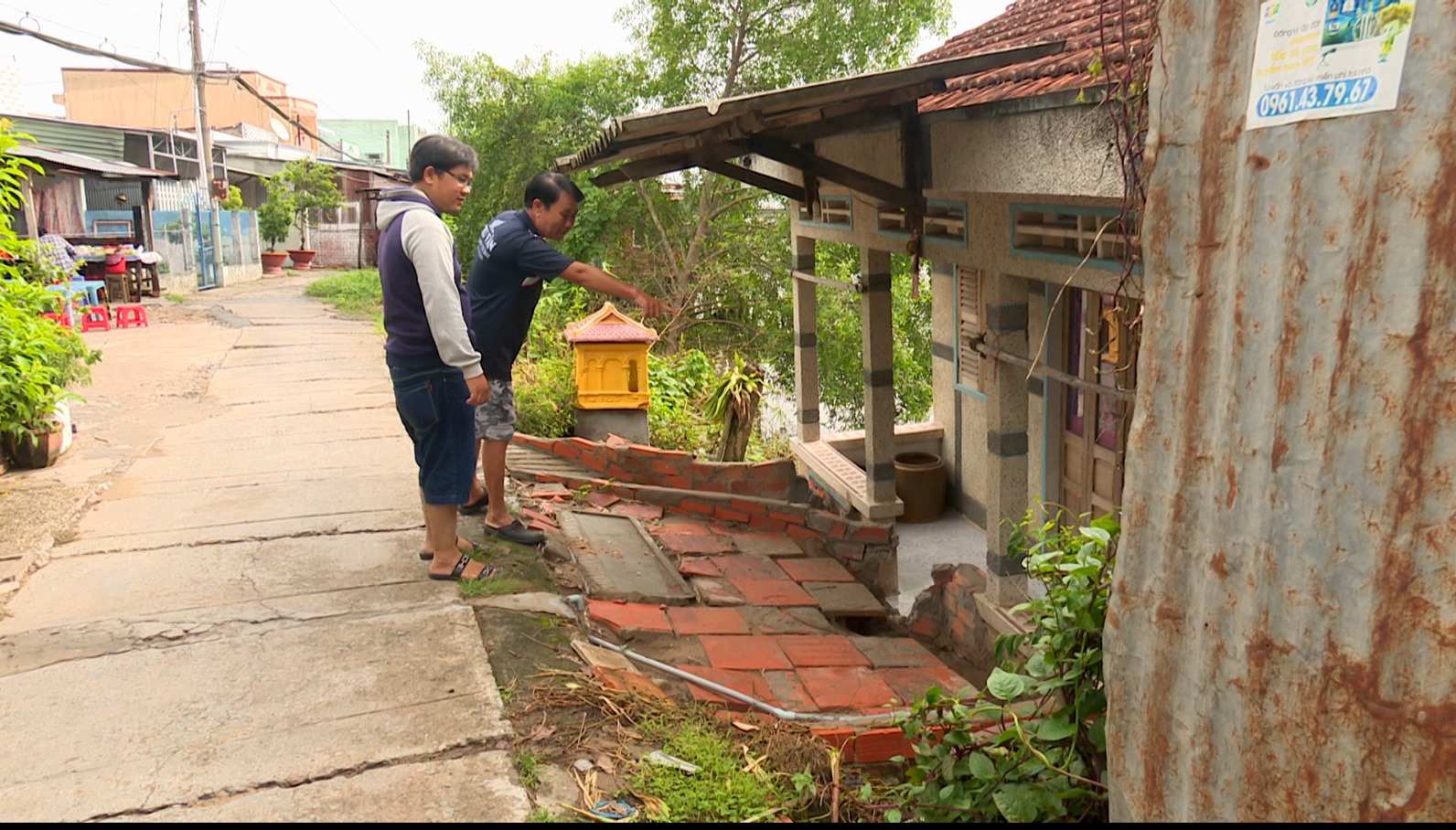 Căn nhà này bị sụt lún gần 1m so với trước khi xảy ra hiện tượng sụt lún. Ảnh: TD