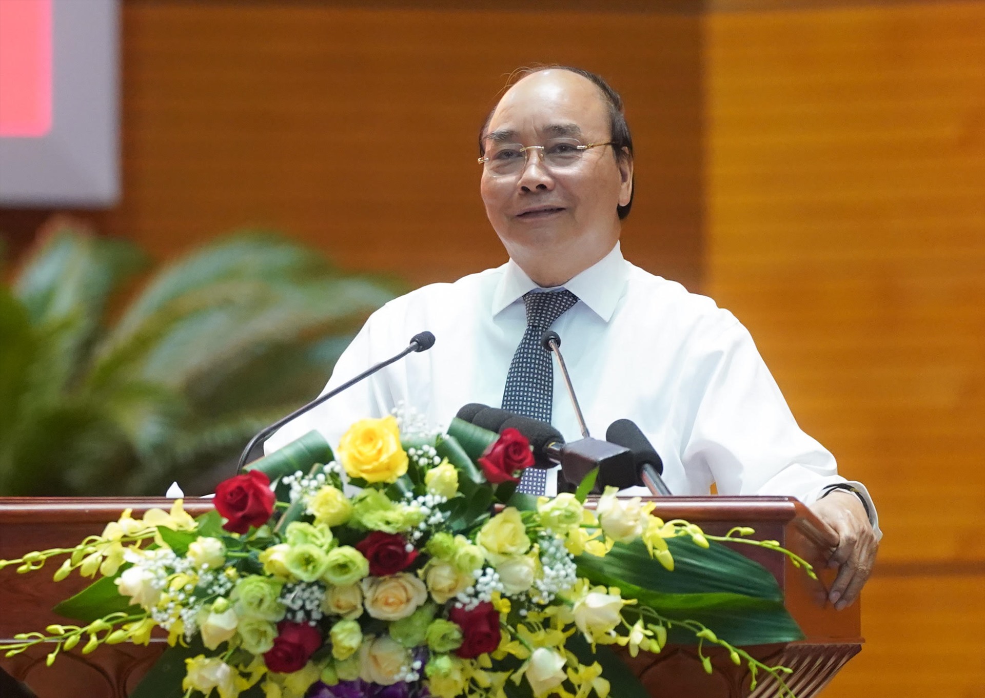 Thủ tướng Nguyễn Xuân Phúc thăm triển lãm tranh ảnh về phòng, chống COVID-19. Ảnh: VGP/Quang Hiếu