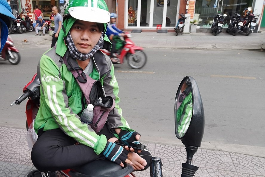 Việc Grab cắt giảm nhân sự được cho là không ảnh hưởng tới các tài xế “xe ôm công nghệ” tại Việt Nam. Ảnh: Thế Lâm.