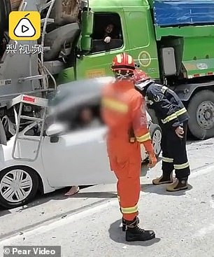 Hai người trên chiếc xe đã thoát chết ngoạn mục và không phải chịu tổn thương nghiêm trọng nào. Ảnh: Daily Mail
